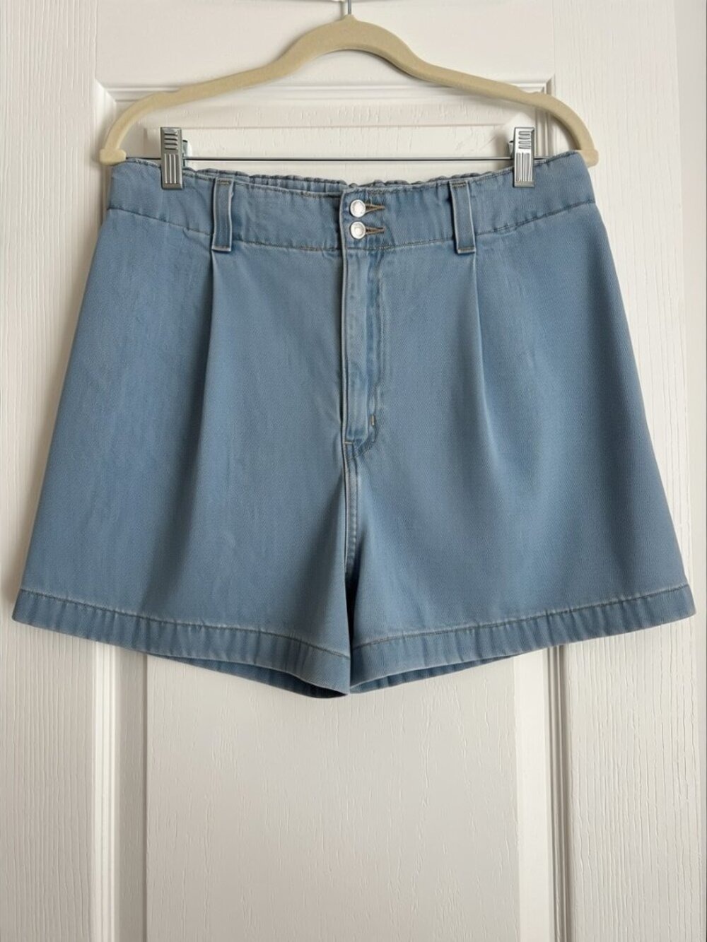 DENIZEN from Levi's Loose A-Line Pleated Jean Shorts Light Wash - Size 8 / 29W